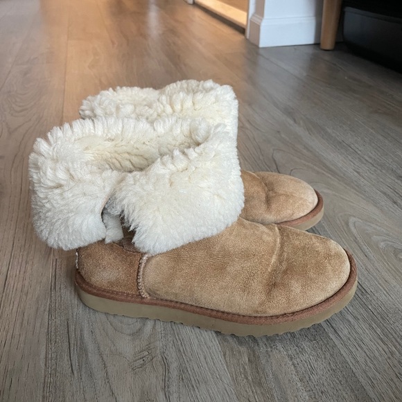 Chestnut Bailey Button Uggs - Picture 4 of 7